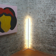 Lade das Bild in den Galerie-Viewer, LYCKLY  Leia - Minimal Design - Dimmbare LED Ecklampe
