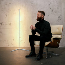 Lade das Bild in den Galerie-Viewer, LYCKLY  Leia - Minimal Design - Dimmbare LED Ecklampe
