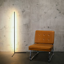 Lade das Bild in den Galerie-Viewer, LYCKLY  Leia - Minimal Design - Dimmbare LED Ecklampe
