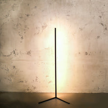 Lade das Bild in den Galerie-Viewer, LYCKLY  Leia - Minimal Design - Dimmbare LED Ecklampe
